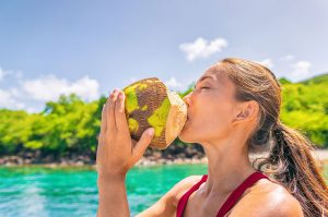 Biasakan Minum Air Kelapa Saat Bangun Tidur, Pria dan Wanita Pasti Kegirangan