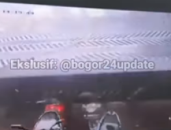 Bruk! Detik-detik Reklame Raksasa Tumbang Terekam CCTV