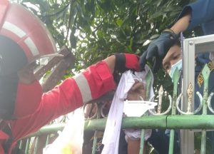 Bikin Ngilu, Bocah di Makassar Tertusuk Besi Pagar Sepanjang 6 Cm