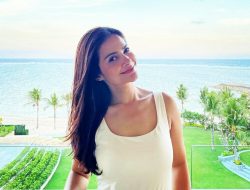 Pesona Cut Tari di Pantai, Seksi Tak Harus Berbikini