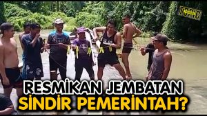 Viral! Aksi Kocak Sekelompok Pria “Resmikan” Jembatan di Lutra, Sindir Pemerintah?