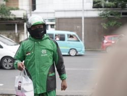 Jadi Andalan Konsumen saat Musim Hujan, Gojek Bekali Mitra dengan Jas Hujan