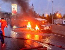 Mobil Terbakar Depan Graha Pena Ternyata Pete-pete, Damkar Kerahkan 10 Personel