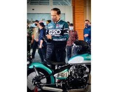 Jokowi Geber Motor Lagi di Mandalika Lombok, Gunakan Jaket G20