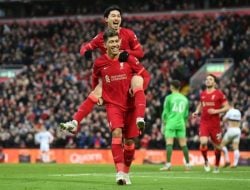Liverpool Hajar Brentford, Salip Chelsea di Posisi 2 Liga Inggris