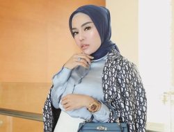 Medina Zein Lepas Hijab Tampil dengan Baju Melorot, Gara-gara Suami Selingkuh?