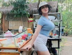 Dianna Dee Starlight Pakai Dress Melorot, Netizen Penasaran: Itu Asli?