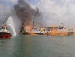 Kapal Feri Terbakar di Tengah Laut