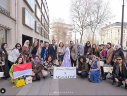 Rombongan Artis di Fashion Week Paris 2022, Kompak Gunakan Batik