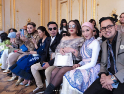 Pamer Batik di Paris Fashion Week 2022