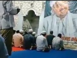 Viral Foto Habib Rizieq Dipasang di Tembok Masjid, Warganet: Suku Baru ‘Monaslim’