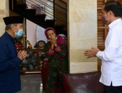 Jenguk Mantan Ketua Umum PP Muhammadiyah, Jokowi Ajak Seluruh Masyarakat Indonesia Mendoakan Buya Syafii