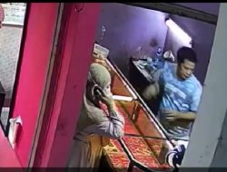 Terekam CCTV, Aksi Dua Emak-emak Berhasil Bawa Kabus Emas Senilai Rp100 Juta