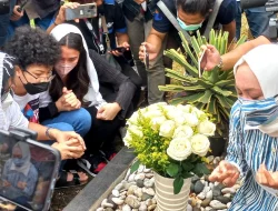 Tangis Angelina Sondakh Pecah di Pusara Adjie Massaid