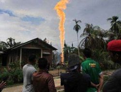 Sumur Minyak Tradisional di Aceh Terbakar