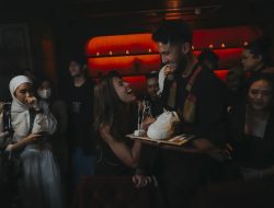 Ekspresi Menggemaskan Wulan Guritno Digandeng Mesra Pacar Brondong, Seksi!