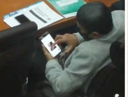 Tertangkap Kamera, Anggota Komisi IX DPR RI Diduga Menonton Video Syur saat Sedang Rapat