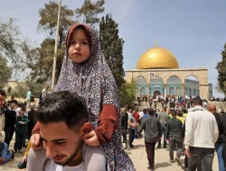 Salat Jumat Pertama Ramadan, Puluhan Ribu Umat Islam Padati Masjid Al Aqsa Palestina
