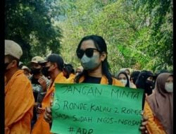 Deretan Poster Kocak Demo Tolak 3 Periode, Curhat Hingga Samakan Harga Minyak dengan Michat