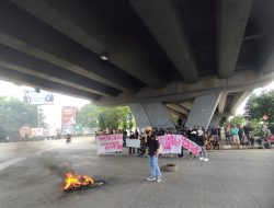 Mahasiswa di Makasar Mulai Bakar Ban: Rakyat Dicekik, Pemerintah Selingkuh dengan Oligarki
