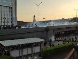 Aksi Demonstrasi di Makassar Ricuh, Letusan Gas Air Mata Berkali-kali Terdengar, Massa Berhamburan
