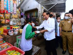 Presiden Jokowi Kembali Berikan BLT Minyak Goreng Dan BMK Pedagang Kaki Lima