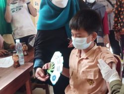 Ketua TP PKK Kota Parepare Semangati Anak-anak Divaksin dengan Memberi Cenderamata