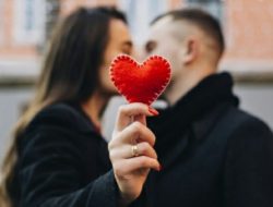 Apakah French Kiss Bisa Tularkan HIV?