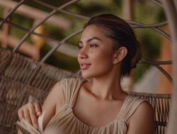 Foto Ariel Tatum Isap Itu Sambil Pejamkan Mata, Komentar Netizen Langsung Banjir di Instagram