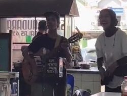 Pengamen di Makassar Nyanyikan Lagu ‘Pelan-pelan Saja’, Tak Sadar Berduet Langsung dengan Vokalis Aslinya
