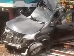 Mobil Terseret Kereta Api Sejauh 1 Kilometer, Innalillah… Korban Ternyata Bacaleg PKS