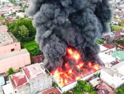 Gudang Besar Kebakaran, Kobaran Api Membumbung Tinggi, Warga Ketakutan