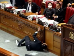 Detik-detik Wakil Ketua Banggar DPR Muhidin Tumbang Usai Serahkan Dokumen ke Puan Maharani