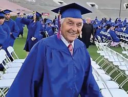 Menunggu 60 Tahun, Akhirnya Ted Sams Wisuda