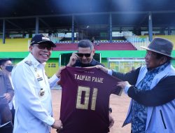 Berikan Jersey PSM Makassar, Aksa Mahmud: Kalau Pak Taufan Pawe Gubernur, Stadion Mattoangin Beres