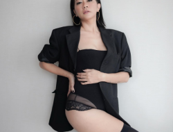 Tante Atien Pose Jongkok Pakai Bikini, Gawat!