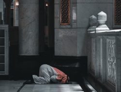 Menggaruk dan Merapikan Pakaian Membatalkan Salat?