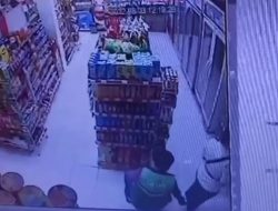 Ibu Muda Asyik Pilih Barang di Minimarket, Drivel Ojol Singap Berjongkok Lalu Julurkan Ponsel di Bawah Rok