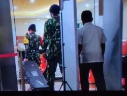 Anggota Brimob Bawa Koper Berisi Barang Bukti Penembakan Brigadir J