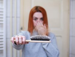 Kadang Disepelekan, 5 Kebiasaan Ini Bisa Bikin Rambut Rontok
