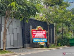 Ada Tulisan ‘Jangan Gentar’, Siapa Pentury Family Pengirim Karangan Bunga di Rumah Ferdy Sambo?
