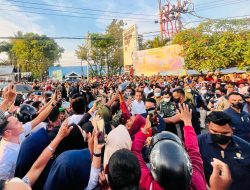 Bukannya Istirahat, Tengah Malam Presiden Blusukan ke Rumah Warga Bagikan Sembako, Ngabalin: Orang Hebat Ini Namanya Jokowi!