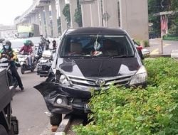 Brakk! Hilang Pandangan Sejenak, 2 Minibus Terlibat Kecelakaan