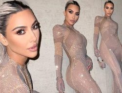 Gaun Tipis dan Menerawang Kim Kardashian Jadi Sorotan di New York Fashion Week