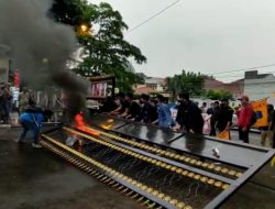 Mahasiswa Demo Tolak Kenaikan Harga BBM, Pagar DPRD Kota Bogor Dirobohkan