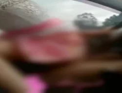 Pakai Baju Ada Bali, Sepasang Kekasih Adegan Hot di Mobil