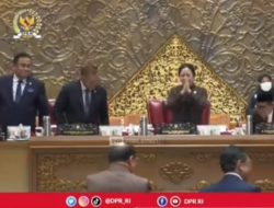 Mahasiswa Demo Tolak Kenaikan BBM di Luar Gedung DPR, Bersamaan Puan Maharani Rayakan Ulang Tahun