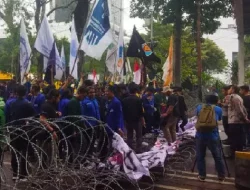 Ngotot Ingin Bertemu Jokowi, Mahasiswa Terobos Pagar Berduri