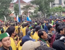 Tolak Harga BBM Naik, Massa Geram Ancam Segel Gedung Berlian