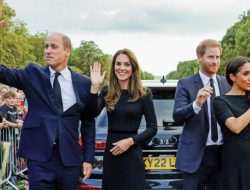 Kompak Sapa Warga yang Doakan Mendiang Ratu Elizabeth II, William dan Harry Tepis Perpecahan